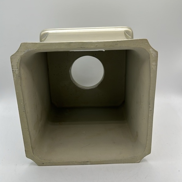 Three-piece bathroom set: tissue cover, toothbrush holder, and soap dispenser - Picture 4 of 8